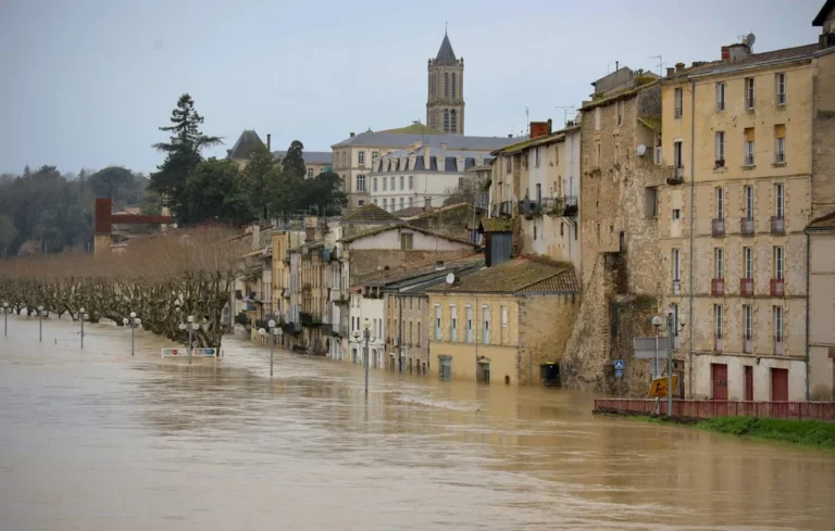 Tempête Pedro : 4 départements en rouge, crues historiques à Saintes