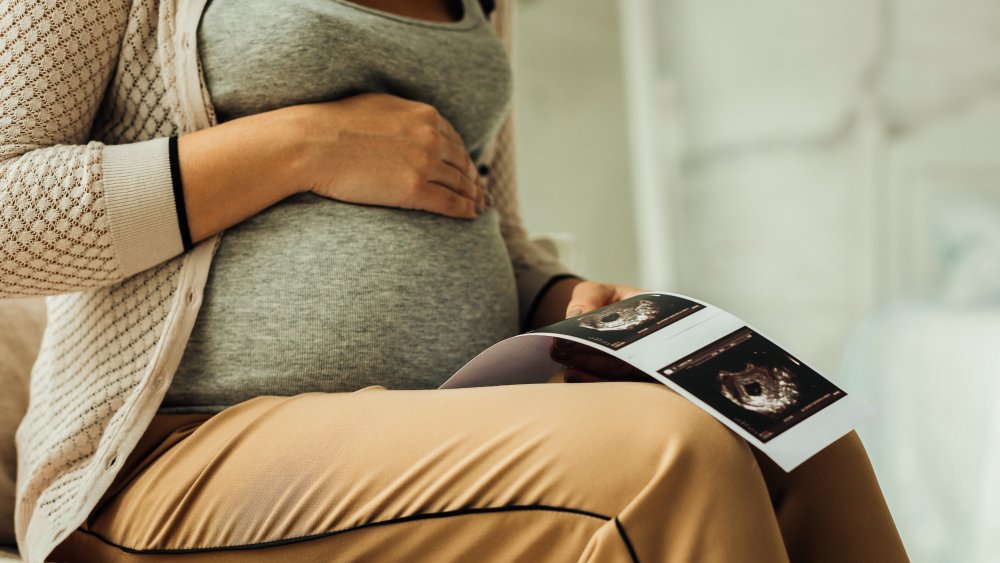 Femme enceinte — questions sur le contrôle des naissances et l'eugénisme