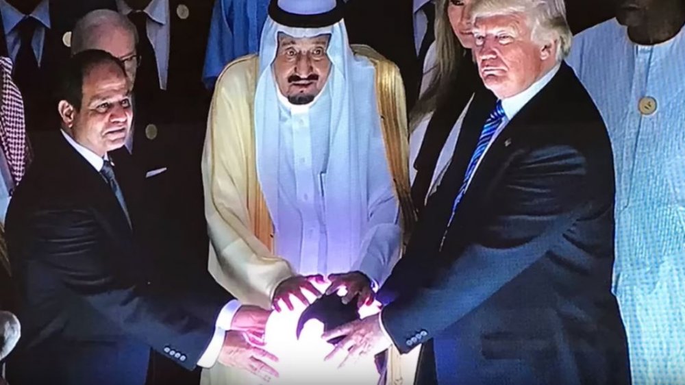 Trump, Abdel Fattah el-Sisi et Salman devant l'orb