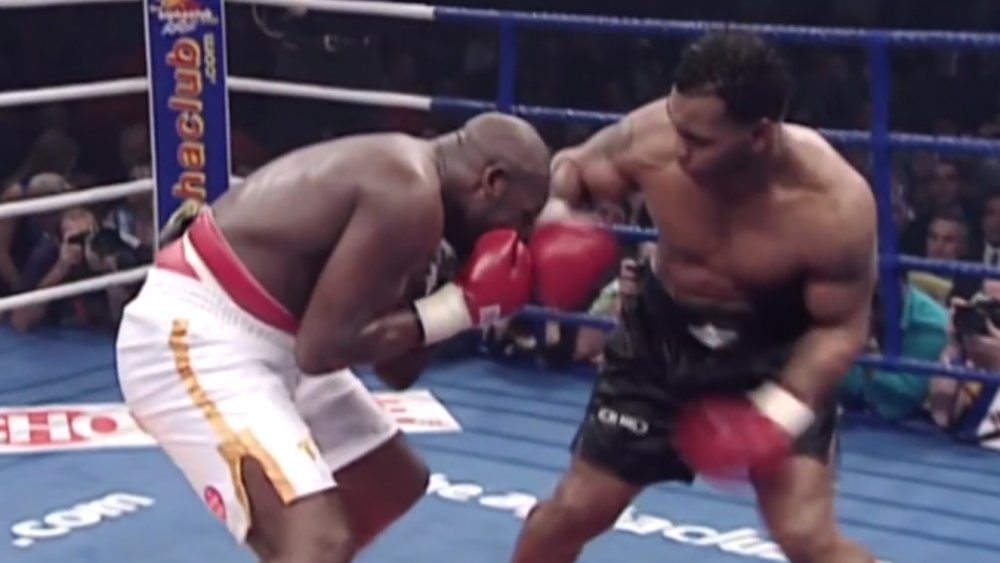 Tyson frappant un adversaire