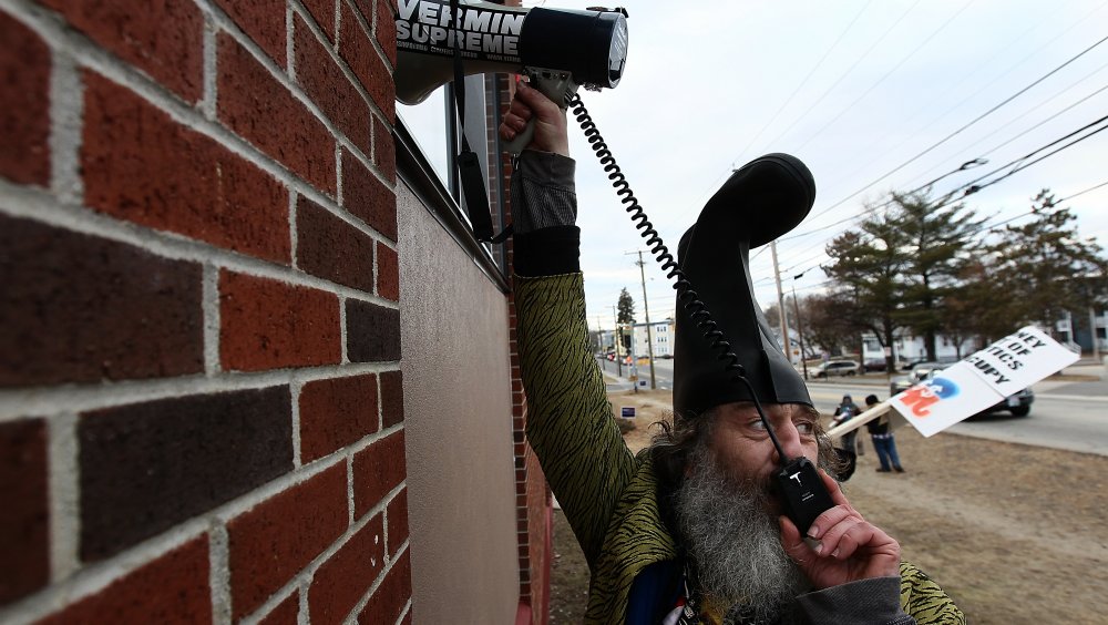 Vermin Supreme avec un mégaphone