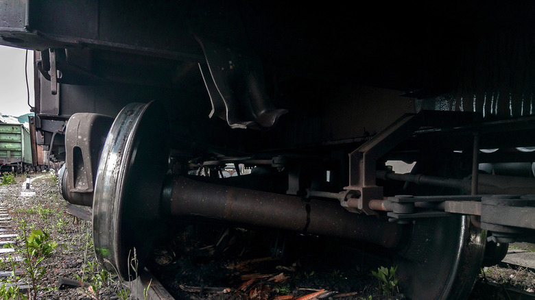 Image d'illustration de roues de train déraillées