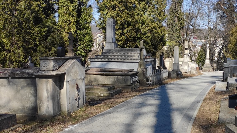 crypte et allée de cimetière