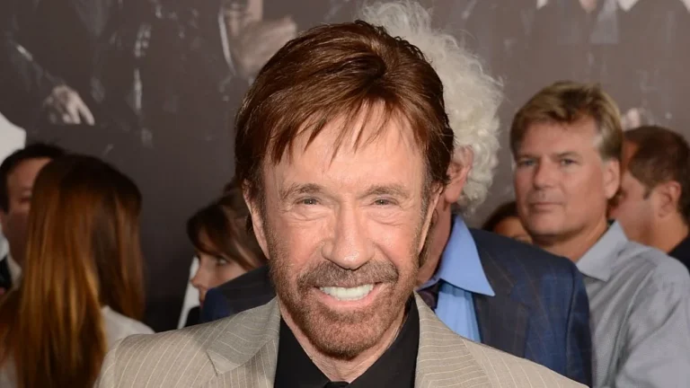 Chuck Norris : Combien de ceintures noires possède-t-il ?