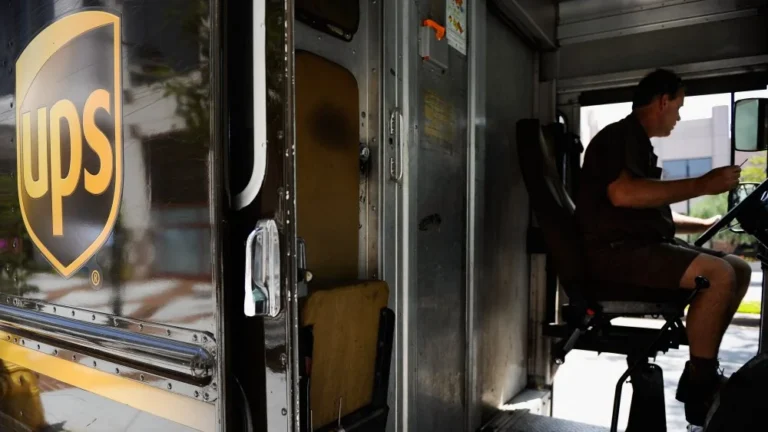 Pourquoi les camions UPS ont toujours leurs portes ouvertes ?