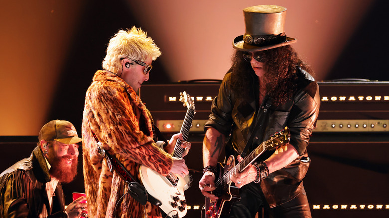 Andrew Watt et Slash lors de l'hommage aux Grammys