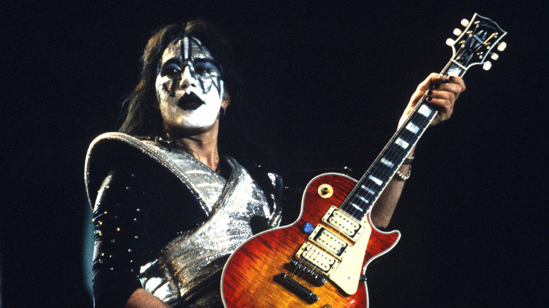 Ace Frehley jouant avec KISS en 1996