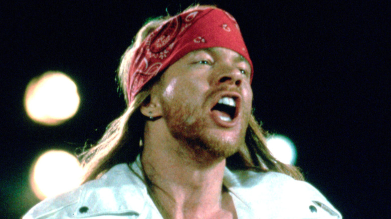 Axl Rose criant sur scène