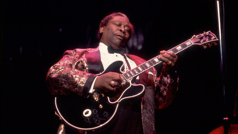 B.B. King jouant de la guitare