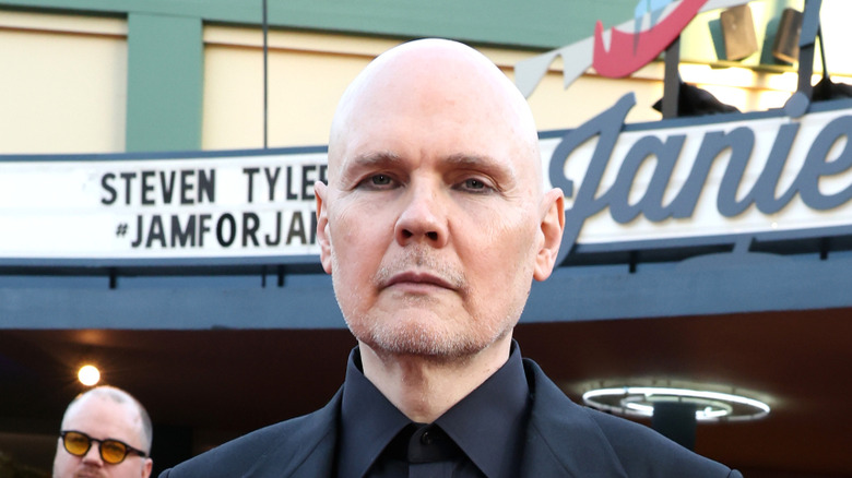 Billy Corgan regardant fixement