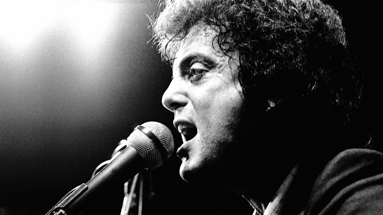 Billy Joel chantant sur scène