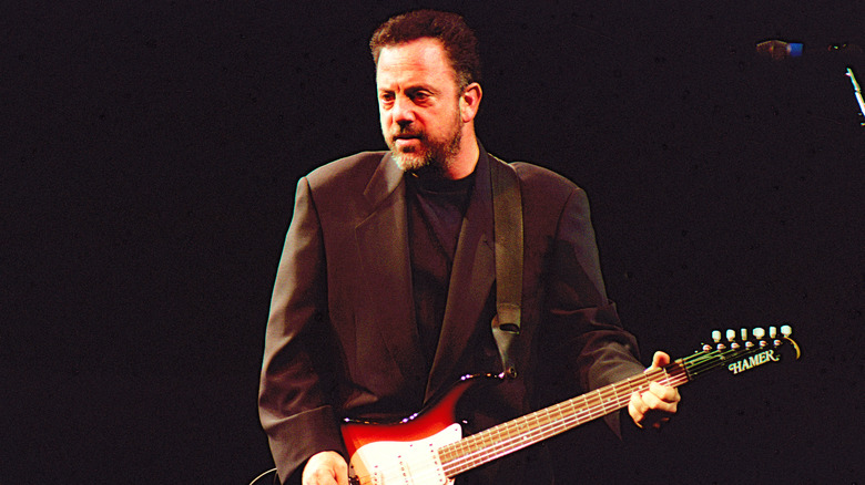 Billy Joel à la guitare dans les années 80