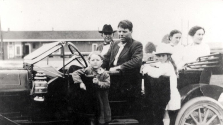 Bobby Dunbar avec une voiture et une foule de personnes non identifiées vers 1913