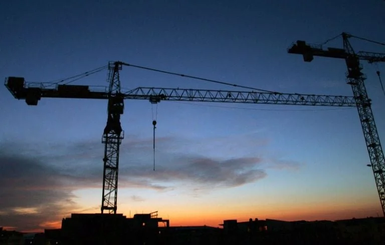 Bretagne : Une femme secourue après une nuit sur une grue de 40 mètres