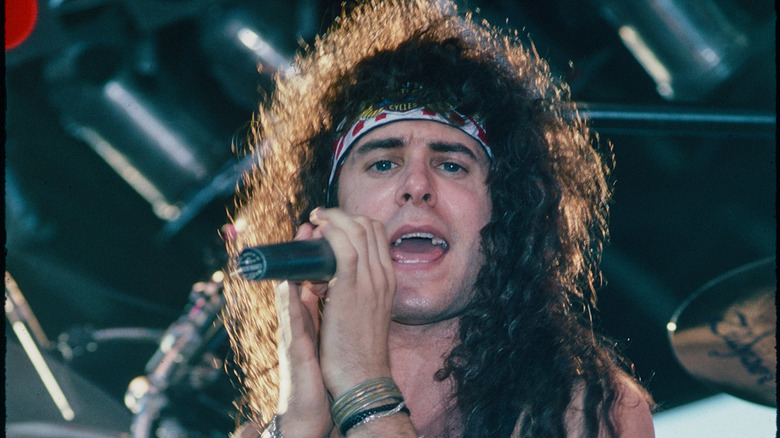 C.J. Snare chantant sur scène