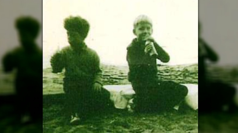 Une image en noir et blanc de Derek et David D'Alton