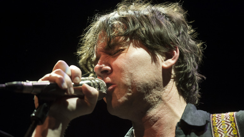 Cass McCombs chantant dans un microphone