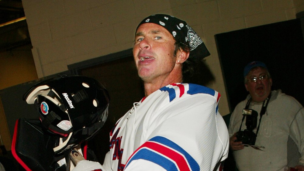 Chad Smith portant un maillot de hockey, la bouche ouverte
