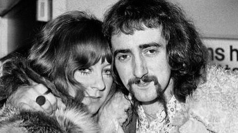 Christine et John McVie s'enlaçant