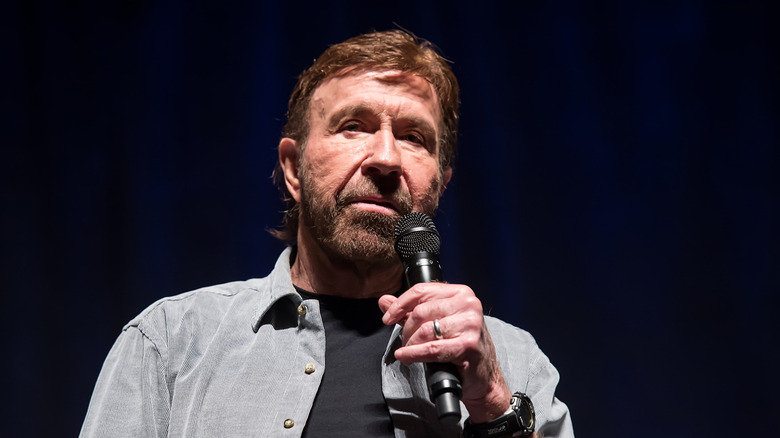 Chuck Norris s'exprimant sur scène