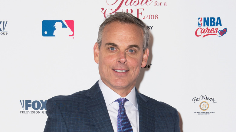 Colin Cowherd souriant face à la caméra lors d'un événement