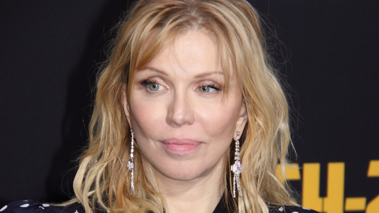 Courtney Love fronçant les sourcils