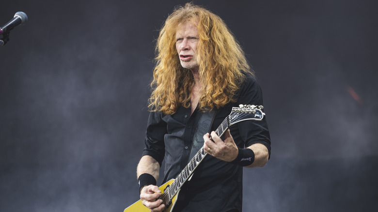 Dave Mustaine jouant de la guitare sur scène lors d'un festival