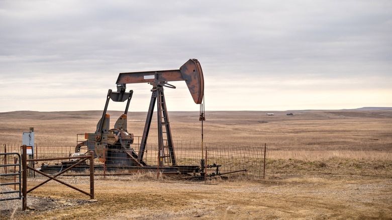 Pompe à pétrole isolée dans la prairie de l'Oklahoma