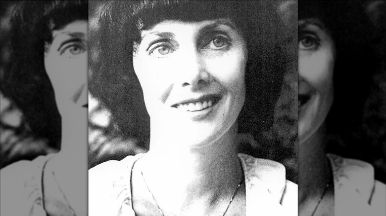 Marcia Moore souriante regardant sur le côté