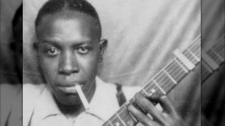Le légendaire bluesman Robert Johnson avec sa guitare