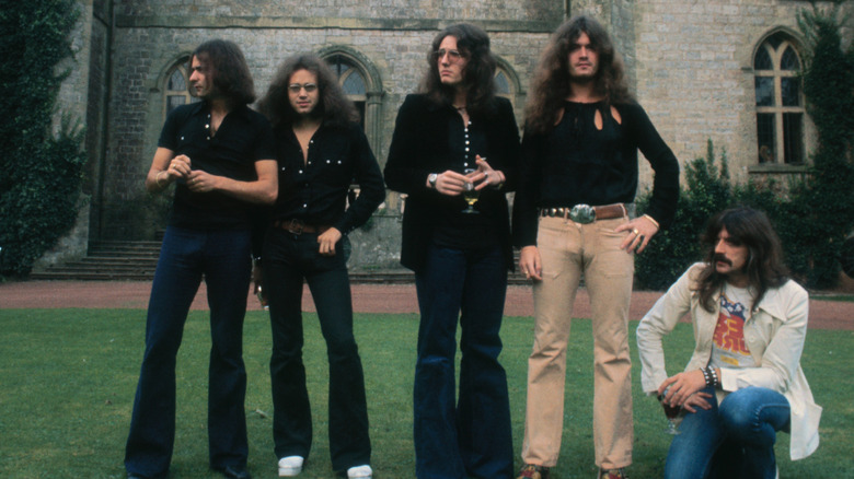 Le groupe Deep Purple devant un château dans les années 1970
