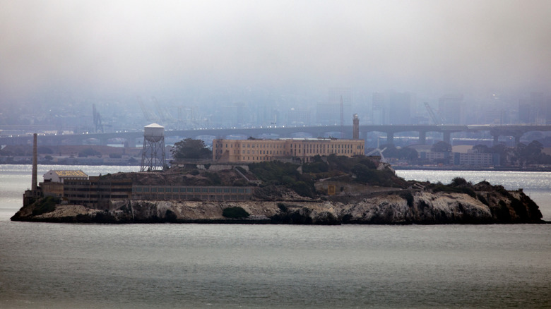Vue moderne de l'île d'Alcatraz depuis la baie de San Francisco