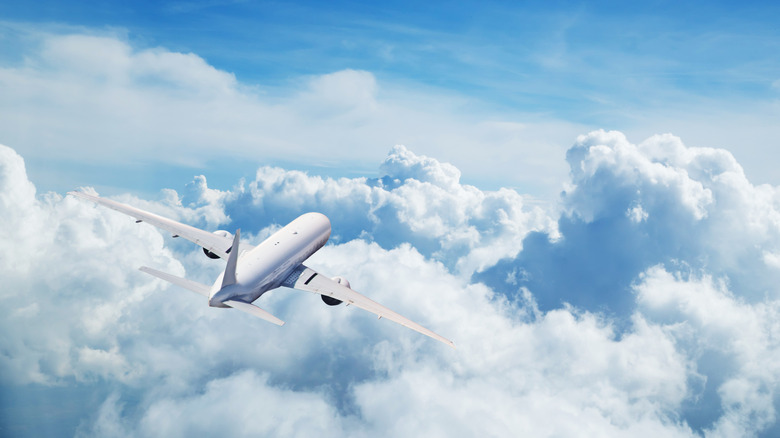 Avion commercial au-dessus des nuages