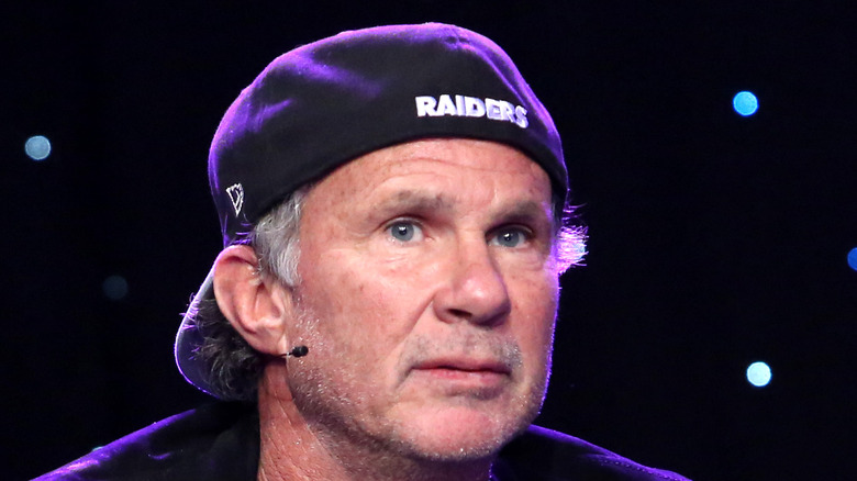 Chad Smith portant une casquette des Raiders