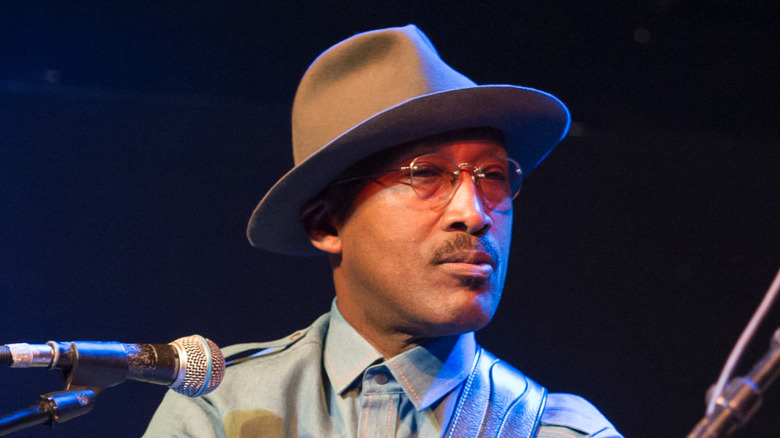 D'Wayne Wiggins sur scène avec un chapeau