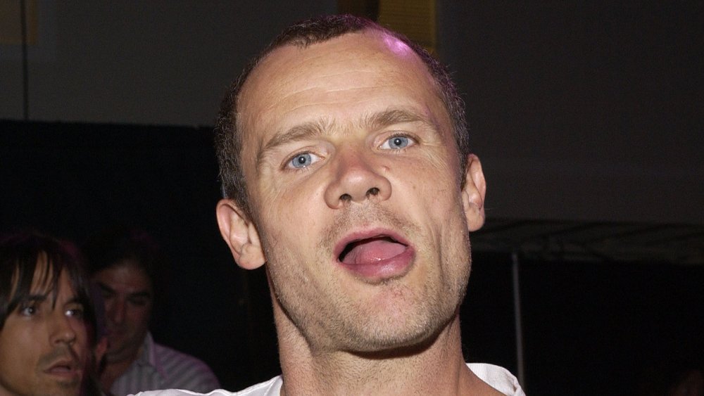 Flea la bouche ouverte