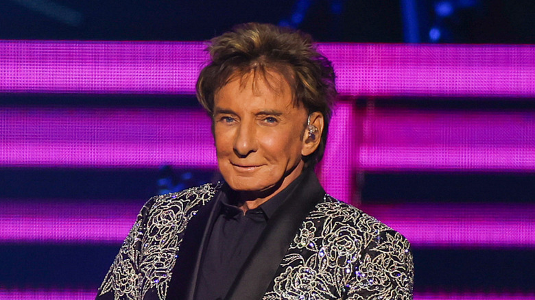 Barry Manilow en veste à paillettes sur scène