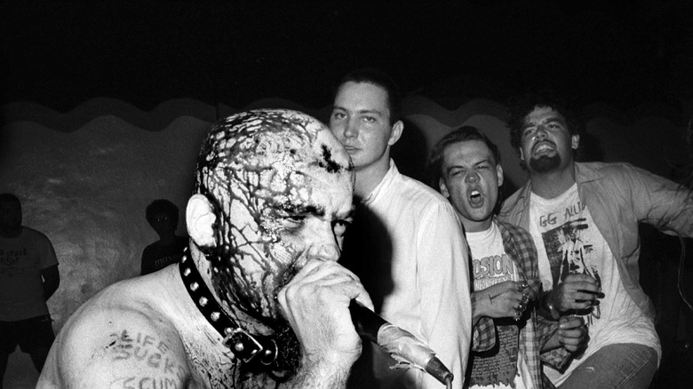 GG Allin en sang lors d'un concert