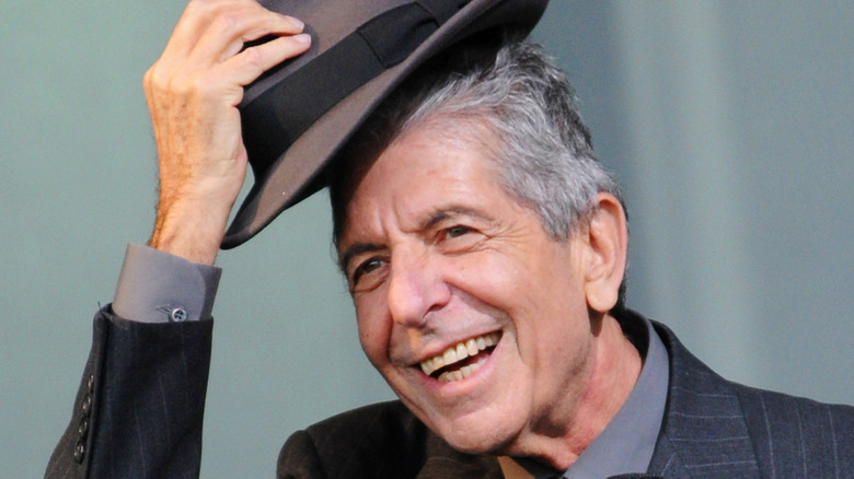 Leonard Cohen saluant