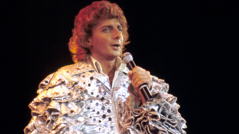 Barry Manilow portant sa chemise Copacabana