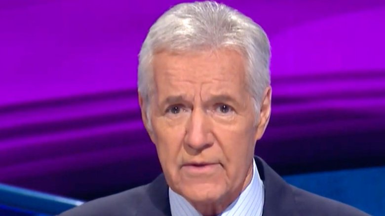Alex Trebek sur le plateau de Jeopardy!