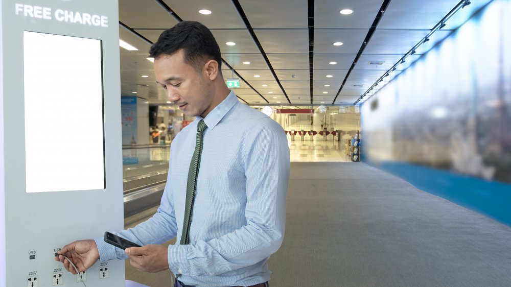 Chargement de téléphone dans un aéroport