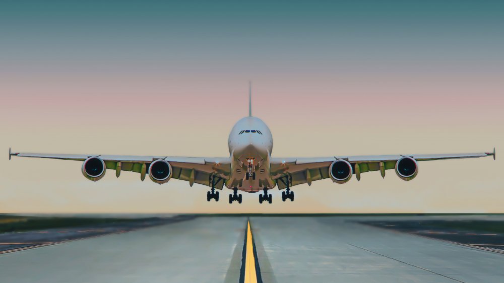 Avion en train d'atterrir sur une piste