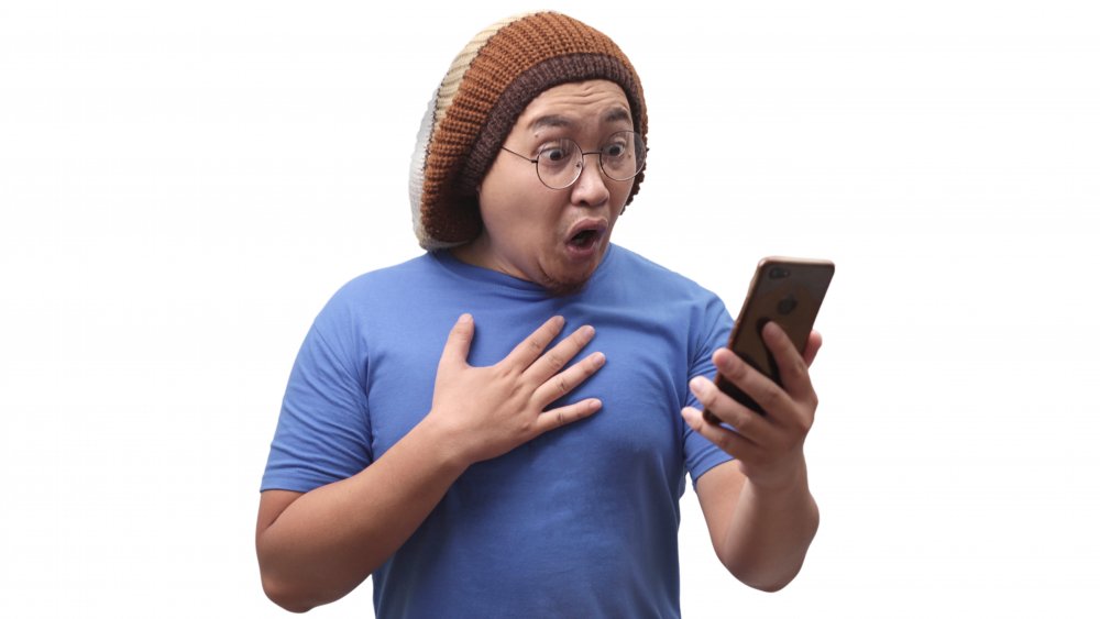 Textes mystérieux et choc sur fond sombre