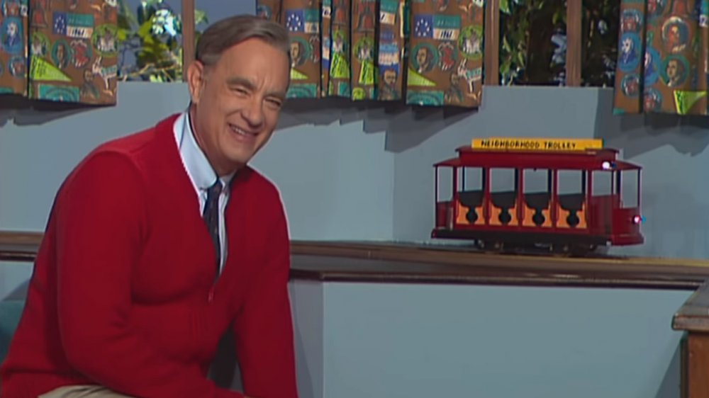 Tom Hanks et Fred Rogers dans le contexte du film A Beautiful Day in the Neighborhood