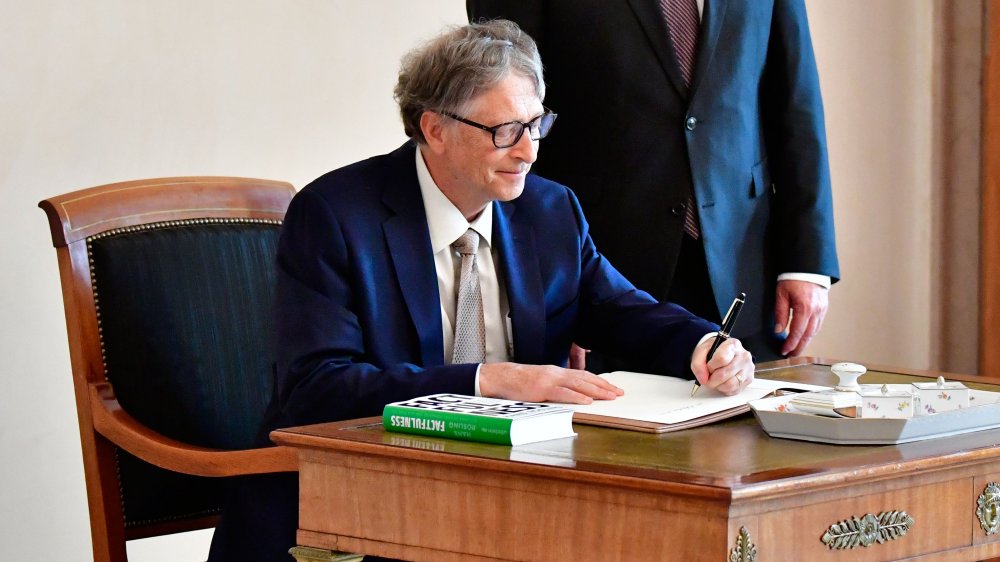 Bill Gates en train de lire