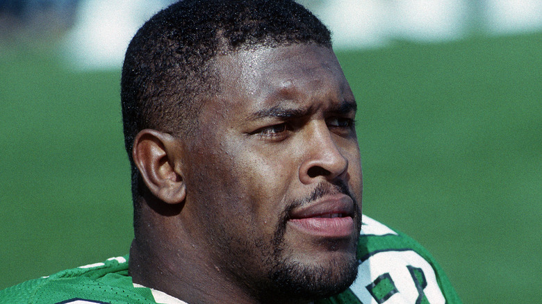 Reggie White observant le terrain de football américain