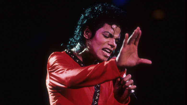 Michael Jackson chantant en tendant la main en 1987