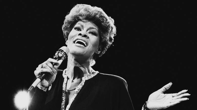Dionne Warwick sur scène en train de chanter