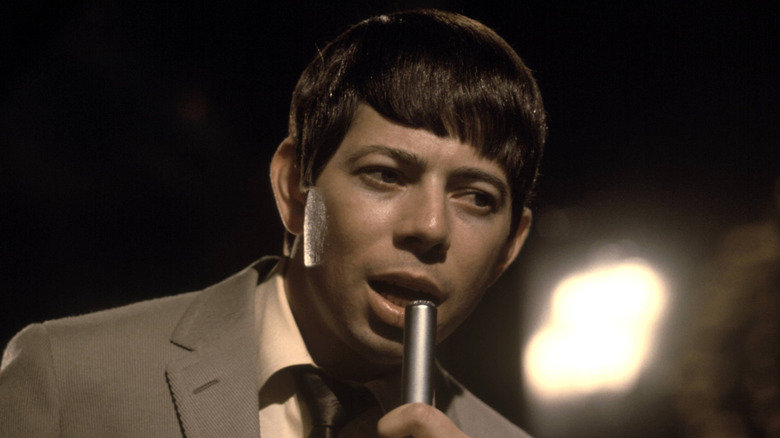 Bobby Goldsboro chantant dans un micro sur un plateau de télévision dans les années 1960